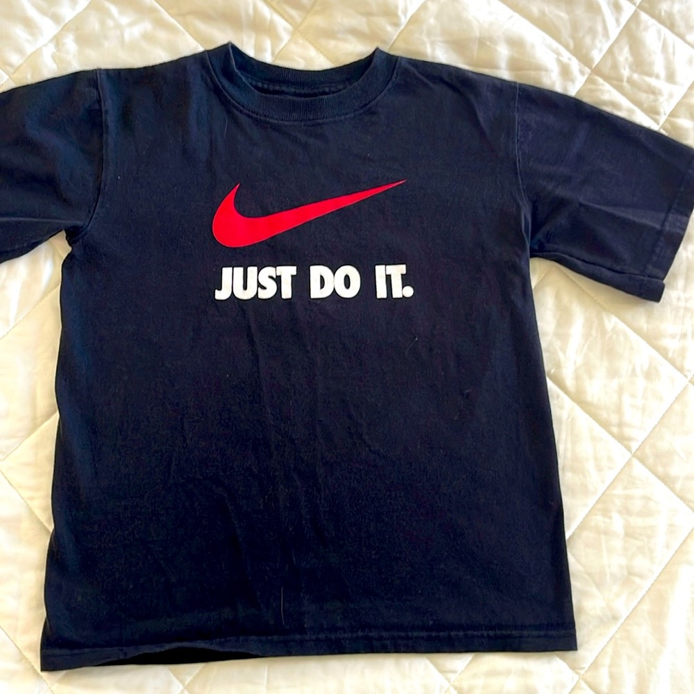 Boys size 7 Nike tee
